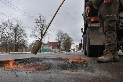 На дорогах Луцька триває аварійний ремонт: вкладають холодний асфальт