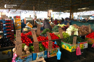 "Витрачаєш гроші, а в пакеті майже нічого нема": ціни на продукти на одеському Привозі "Витрачаєш гроші, а в пакеті майже нічого нема": ціни на продукти на одеському Привозі