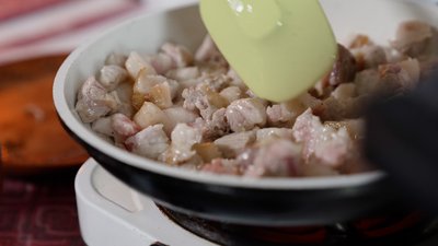 "Кулінарний спадок": як готують за бабусиним рецептом на Рівненщині тушковану капусту з картопляними кнедлями "Кулінарний спадок": як готують за бабусиним рецептом на Рівненщині тушковану капусту з картопляними кнедлями