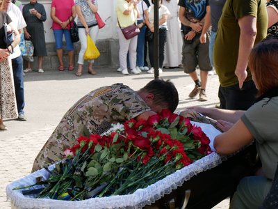 У Ромнах на Сумщині попрощалися з військовослужбовцем Юрієм Пивоваровим У Ромнах на Сумщині попрощалися з військовослужбовцем Юрієм Пивоваровим