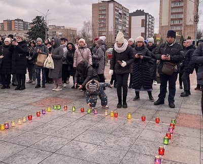 Свічки пам'яті: у Черкасах вшанували жертв Голодоморів Свічки пам'яті: у Черкасах вшанували жертв Голодоморів