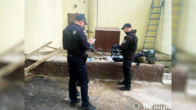 Поліція затримала двох підозрюваних у підриві банку у Чернігові Поліція затримала двох підозрюваних у підриві банку у Чернігові