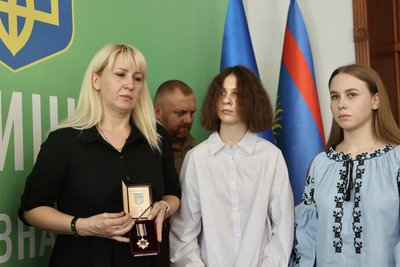 На Вінниччині родинам полеглих воїнів вручили державні нагороди На Вінниччині родинам полеглих воїнів вручили державні нагороди