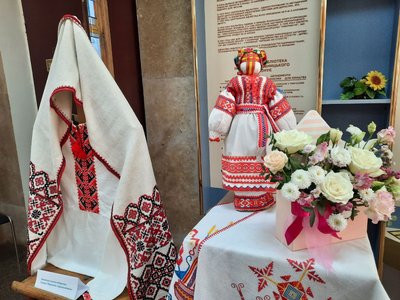 Проєкт "Берегині України". У Миколаєві відкрили виставку робіт Валентини Димової Проєкт "Берегині України". У Миколаєві відкрили виставку робіт Валентини Димової