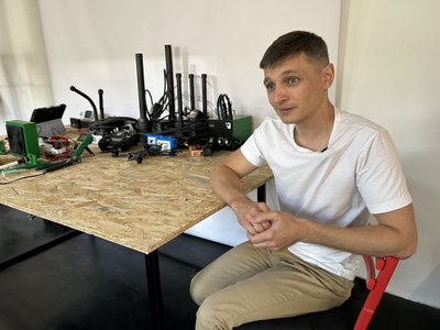 Переселенець із Харкова виготовляє та ремонтує дрони і РЕБи для воїнів Переселенець із Харкова виготовляє та ремонтує дрони і РЕБи для воїнів
