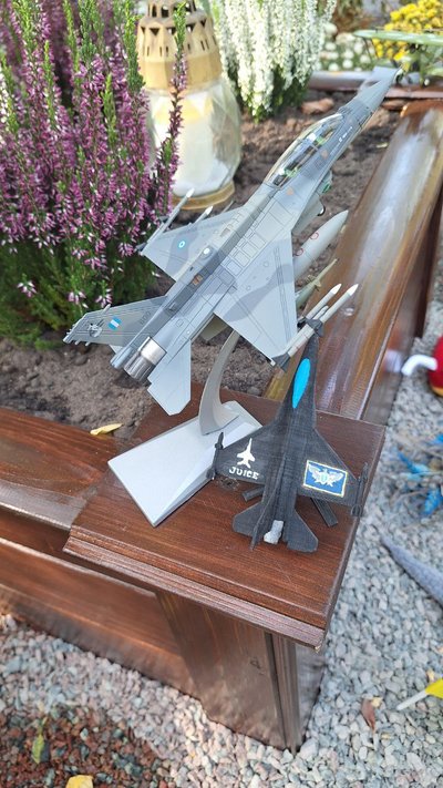 "Це данина народу". Загиблого пілота "Джуса" вшанували на Аскольдовій могилі у Києві "Це данина народу". Загиблого пілота "Джуса" вшанували на Аскольдовій могилі у Києві