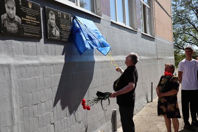 На Дніпропетровщині відкрили меморіальні дошки на честь загиблих військових На Дніпропетровщині відкрили меморіальні дошки на честь загиблих військових
