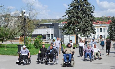 люди на кріслах колісних, безбар'єрність люди на кріслах колісних, безбар'єрність