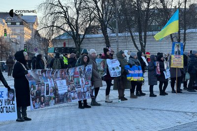"Зустрінемо Різдво вдома": у Києві пройшла акція на підтримку цивільних полонених "Зустрінемо Різдво вдома": у Києві пройшла акція на підтримку цивільних полонених
