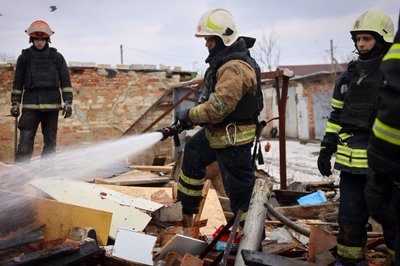 На місці атаки РФ у Малій Рогані працюють рятувальники На місці атаки РФ у Малій Рогані працюють рятувальники