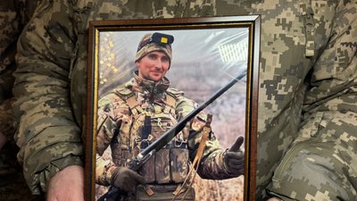 У Полтаві попрощаються із двома військовими, які загинули, обороняючи Україну У Полтаві попрощаються із двома військовими, які загинули, обороняючи Україну
