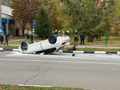 У Харкові BMW влетів у бордюр та перекинувся: водія ушпиталили У Харкові BMW влетів у бордюр та перекинувся: водія ушпиталили