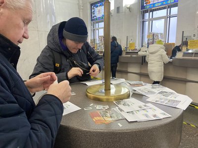 "Зброя Перемоги". Укрпошта випустила нову марку до Дня ЗСУ "Зброя Перемоги". Укрпошта випустила нову марку до Дня ЗСУ