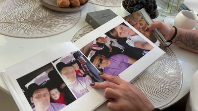 Наталія показала альбом із фотографіями Наталія показала альбом із фотографіями