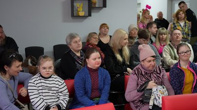 "Ми, як сім'я, допомагаємо один одному": як у Сумах залучають людей з синдромом Дауна до творчості "Ми, як сім'я, допомагаємо один одному": як у Сумах залучають людей з синдромом Дауна до творчості