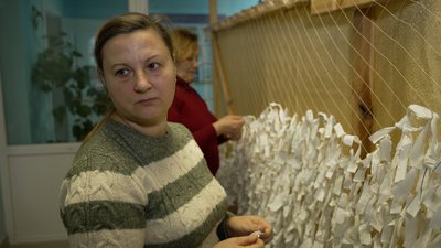 В'яжуть шкарпетки та плетуть маскувальні сітки: подружжя з Чернігівщини, яке втратило будинок, допомагає військовим В'яжуть шкарпетки та плетуть маскувальні сітки: подружжя з Чернігівщини, яке втратило будинок, допомагає військовим