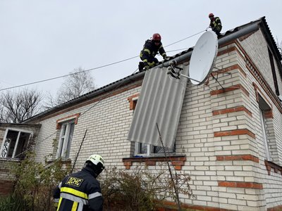 "Як гупнуло, думаю, убило". Що розповіли очевидці російського удару по Ромнах на Сумщині. "Як гупнуло, думаю, убило". Що розповіли очевидці російського удару по Ромнах на Сумщині.