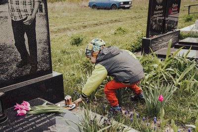 Катають яйця на могилах, кладуть цукерки й паски біля поховань та моляться: як відзначають Проводи на Сумщині Катають яйця на могилах, кладуть цукерки й паски біля поховань та моляться: як відзначають Проводи на Сумщині