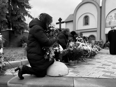 У Мукачеві попрощалися із померлим захисником Михайлом Бідзілею У Мукачеві попрощалися із померлим захисником Михайлом Бідзілею
