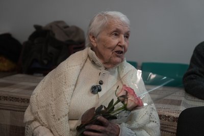 "Не стоїмо на місці – працюємо і працюємо": в Сумах нагородили волонтерку-довгожительку "Не стоїмо на місці – працюємо і працюємо": в Сумах нагородили волонтерку-довгожительку