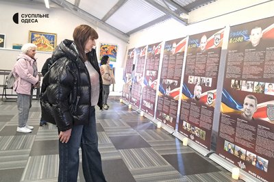 В Одесі відкрили фотовиставку про загиблих оборонців Маріуполя та білоруських добровольців В Одесі відкрили фотовиставку про загиблих оборонців Маріуполя та білоруських добровольців