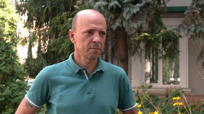 Олександр Гашпар розповідає, як торгують на ринку на Ремзаводі у Чернігові у спеку Олександр Гашпар розповідає, як торгують на ринку на Ремзаводі у Чернігові у спеку