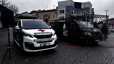 У Мукачеві презентують евакуаційні машини для фронту У Мукачеві презентують евакуаційні машини для фронту