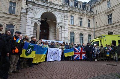 Волонтери привезли до Львова машини для ЗСУ Волонтери привезли до Львова машини для ЗСУ