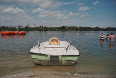Човен рятувальників на харківському пляжі Човен рятувальників на харківському пляжі