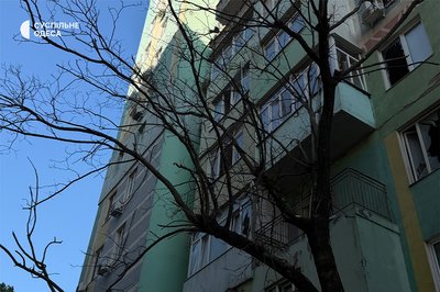 "Зустріли тривогу і вибухи в коридорі": РФ атакувала дронами житлові будинки в Одесі "Зустріли тривогу і вибухи в коридорі": РФ атакувала дронами житлові будинки в Одесі
