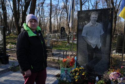 "Це просто нелюди, інших слів немає": у Дніпрі невідомі крадуть квіти з могил військових "Це просто нелюди, інших слів немає": у Дніпрі невідомі крадуть квіти з могил військових