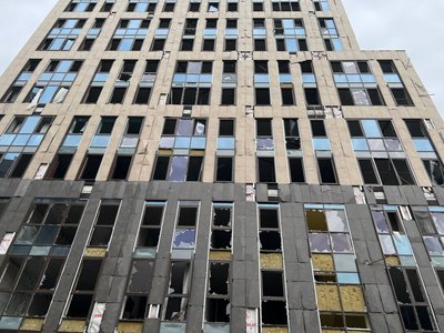 Понівечені будинки, центральний ринок та музей. Фоторепортаж з місць ударів РФ по Дніпру