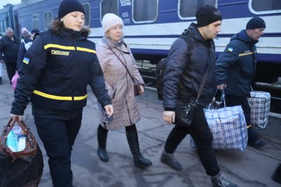 На Житомирщину евакуаційним потягом приїхали ще 58 вимушених переселенців з Донеччини На Житомирщину евакуаційним потягом приїхали ще 58 вимушених переселенців з Донеччини