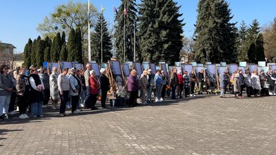 "Був сиротою, мріяв про свою сім’ю": на Рівненщині попрощалися з 20-річним солдатом Валентином Лукіним "Був сиротою, мріяв про свою сім’ю": на Рівненщині попрощалися з 20-річним солдатом Валентином Лукіним