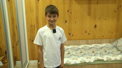 Дамір у своїй новій кімнаті Дамір у своїй новій кімнаті