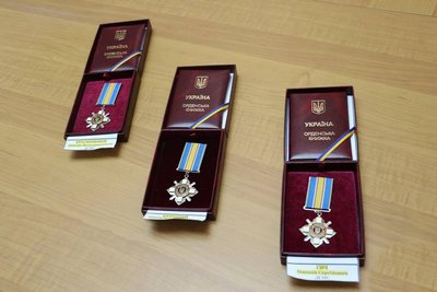 У Житомирі посмертно нагородили трьох рятувальників, які загинули під час розмінування на Херсонщині