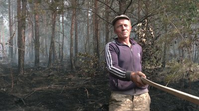 "Страшно, бо може до села дійти до села": на півночі Рівненщини рятувальники четвертий день ліквідовують лісову пожежу "Страшно, бо може до села дійти до села": на півночі Рівненщини рятувальники четвертий день ліквідовують лісову пожежу