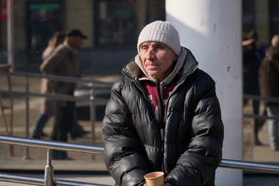 "Сьогодні я ще не їв. Люди залишають їжу — я доїм, доп’ю": як безхатченки виживають у морози в Дніпрі "Сьогодні я ще не їв. Люди залишають їжу — я доїм, доп’ю": як безхатченки виживають у морози в Дніпрі