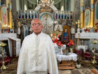 Отець храму Антон Вербовий, двоє братів знайшли дзвін Отець храму Антон Вербовий, двоє братів знайшли дзвін