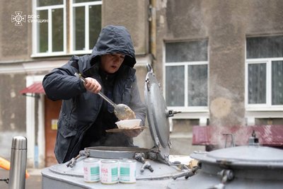 Пункти видачі їжі, вода та світло погодинно: що відомо про ситуацію в Шостці Пункти видачі їжі, вода та світло погодинно: що відомо про ситуацію в Шостці