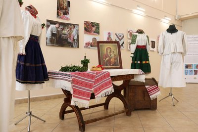 В Ужгороді відкрилася виставка традиційного весільного одягу та атрибутики прикордоння В Ужгороді відкрилася виставка традиційного весільного одягу та атрибутики прикордоння