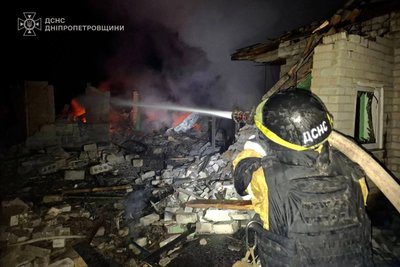 Двоє поранених, зайнявся будинок, пошкоджено підприємства: РФ з десяток разів атакувала Дніпропетровщину Двоє поранених, зайнявся будинок, пошкоджено підприємства: РФ з десяток разів атакувала Дніпропетровщину