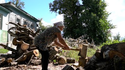 В селі на Чернігівщині через нестачу чоловіків жінки рубають та пиляють дрова і косять траву В селі на Чернігівщині через нестачу чоловіків жінки рубають та пиляють дрова і косять траву