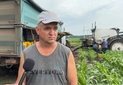 "Шахеди над головою літають, ракети ": як працюють аграрії на прикордонні Сумщини "Шахеди над головою літають, ракети ": як працюють аграрії на прикордонні Сумщини