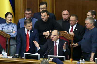 Українські законодавці слухають спікера парламенту Андрія Парубія (у центрі) під час засідання Верховної ради у Києві, 26 листопада 2018 року Українські законодавці слухають спікера парламенту Андрія Парубія (у центрі) під час засідання Верховної ради у Києві, 26 листопада 2018 року