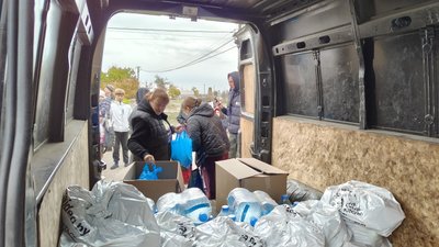 Людям роздають гуманітарну допомогу на Миколаївщині Людям роздають гуманітарну допомогу на Миколаївщині