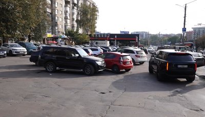 113 автівок на одне платне паркомісце — як у Чернівцях планують вирішувати проблеми з паркуванням 113 автівок на одне платне паркомісце — як у Чернівцях планують вирішувати проблеми з паркуванням
