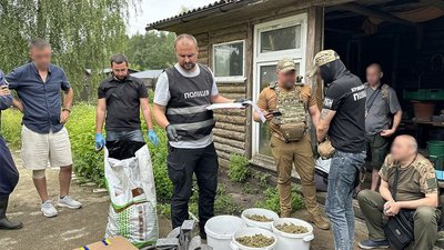 Вирощували наркотики й продавали: на Чернігівщині правоохоронці затримали підозрюваних у наркоторгівлі Вирощували наркотики й продавали: на Чернігівщині правоохоронці затримали підозрюваних у наркоторгівлі