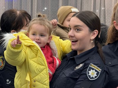 Поліцейські, різдвяна акція, подарунки, діти, Тернопіль Поліцейські, різдвяна акція, подарунки, діти, Тернопіль