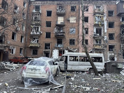 Загинула жінка, понад 20 людей поранені. РФ ударила ракетами по будинках у Кривому Розі: що відбувається на місці атаки Загинула жінка, понад 20 людей поранені. РФ ударила ракетами по будинках у Кривому Розі: що відбувається на місці атаки